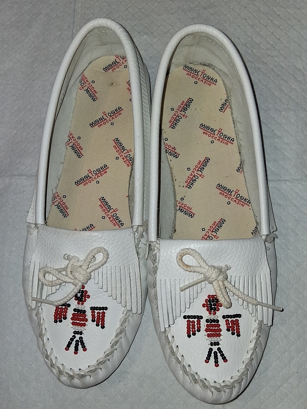 Minnetonka White Thunderbird Beaded Moccasin Soft Sole 10